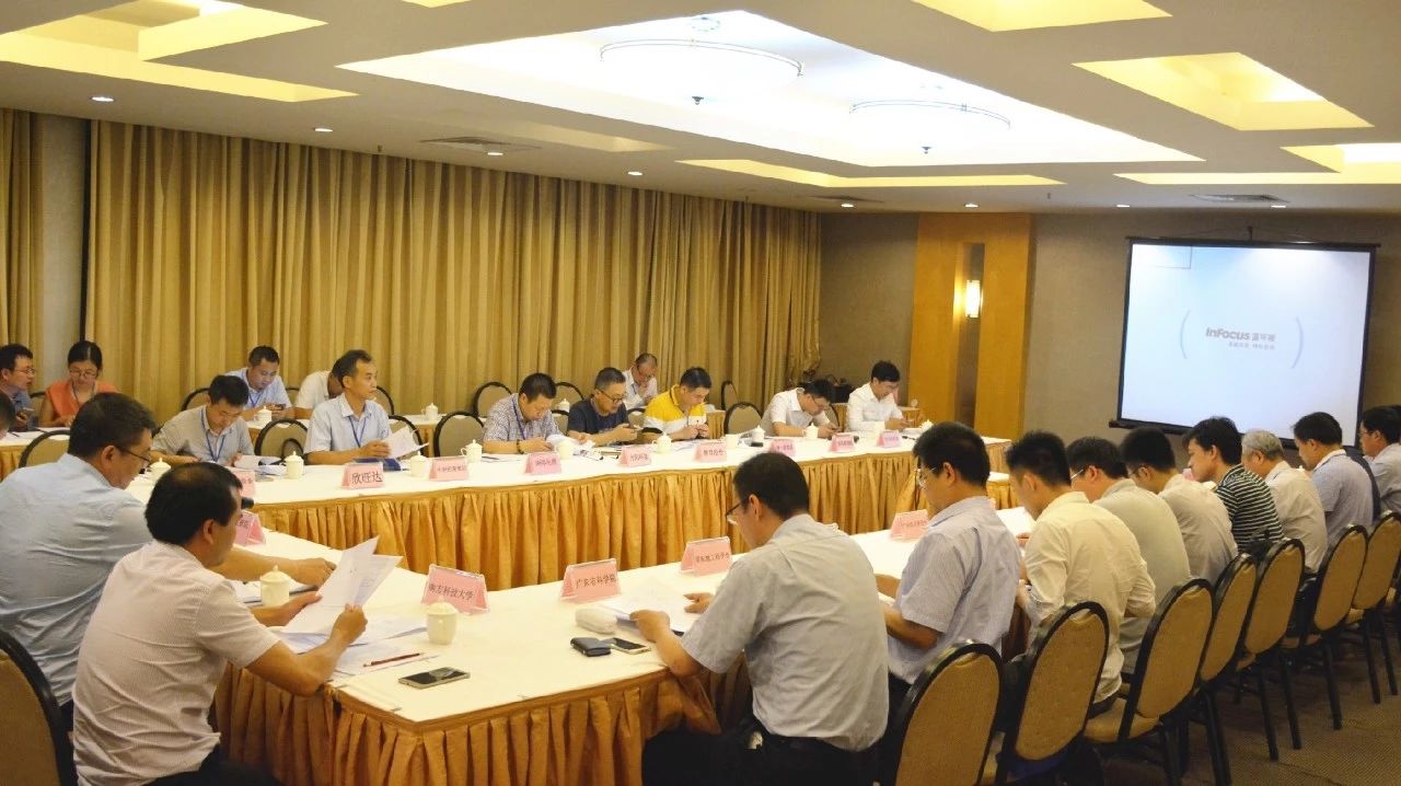 晚上剧烈运动打扑克的软件泰参加联盟会议