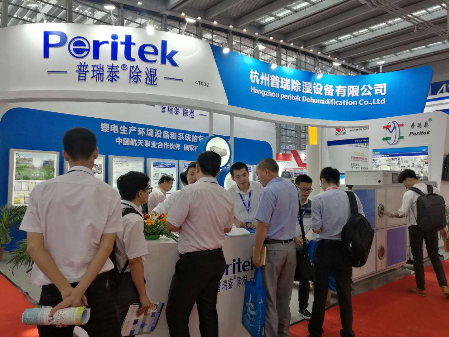 晚上剧烈运动打扑克的软件泰展位客户络绎不绝