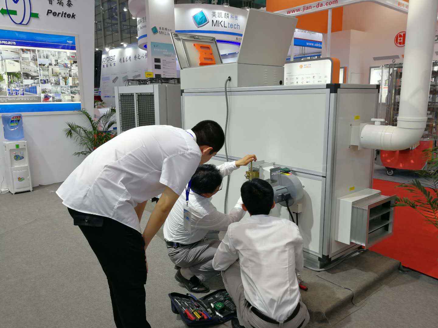 晚上剧烈运动打扑克的软件泰总经理吴建平亲自检查参展设备